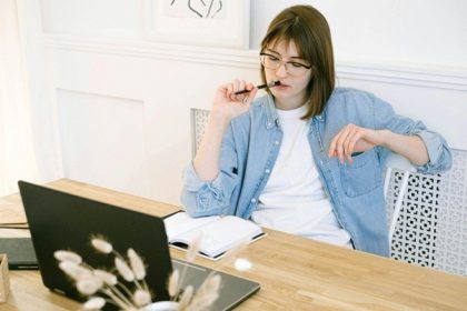 Les outils numériques aident les étudiants à mieux organiser leurs notes, leurs sources et leurs devoirs.