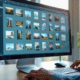 Personne organisant dossiers photos numériques en bureau lumineux